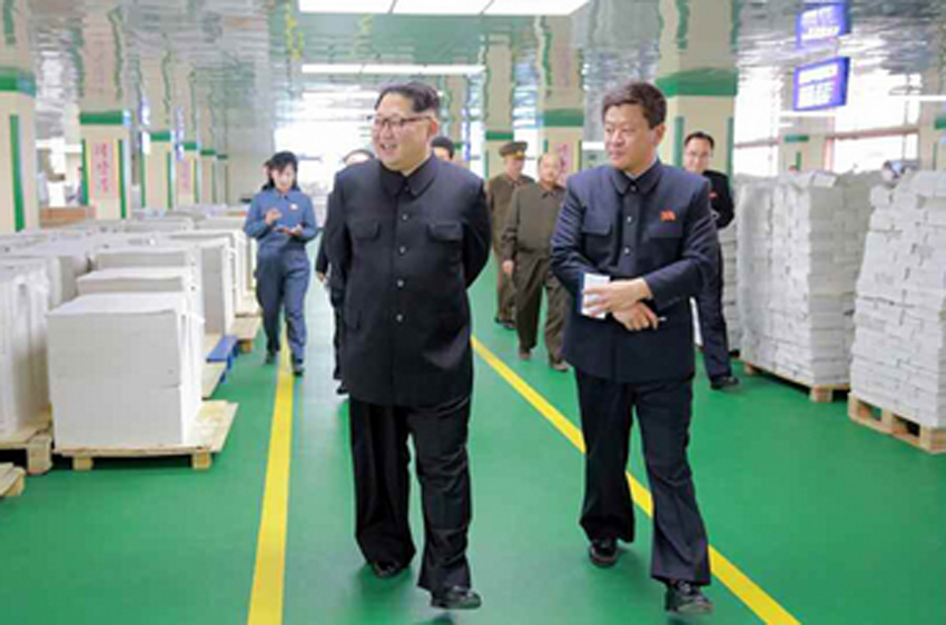 金正恩視察“蒲公英作業本工廠” 稱贊產品設計用心